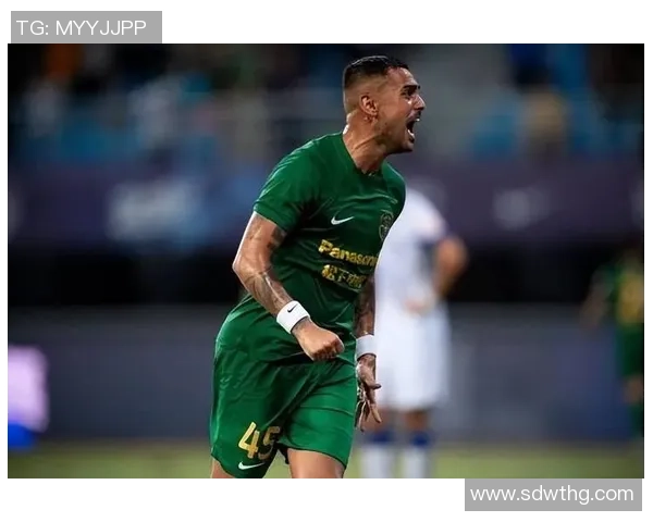 足球巨星赛场裤衩造型照引发球迷热议关注时尚与竞技结合